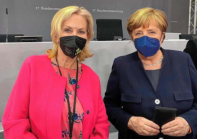 Die ehemalige Bundeskanzlerin Angela Merkel (CDU) mit Gaby Hauptmann.