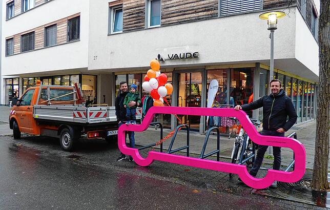 Der auffällige pinkfarbene Fahrradständer sorgte vor knapp vier Jahren für Diskussionen. Nachdem ein erster Standort an der vorderen ...