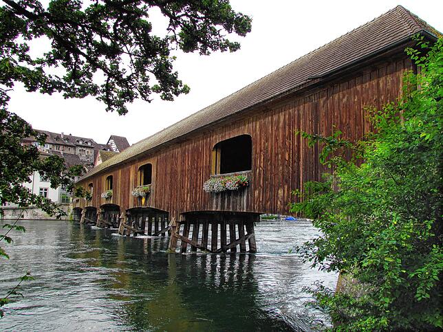 Der Rhein prägt das Lebensgefühl und die Holzbrücke verbindet die Gailinger mit den Nachbarn in der Schweiz.