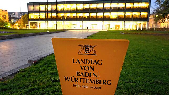 Das Gebäude des Landtags in Stuttgart ist in den frühen Morgenstunden hell beleuchtet. Eine Petition möchte verhindern, dass die Zahl ...