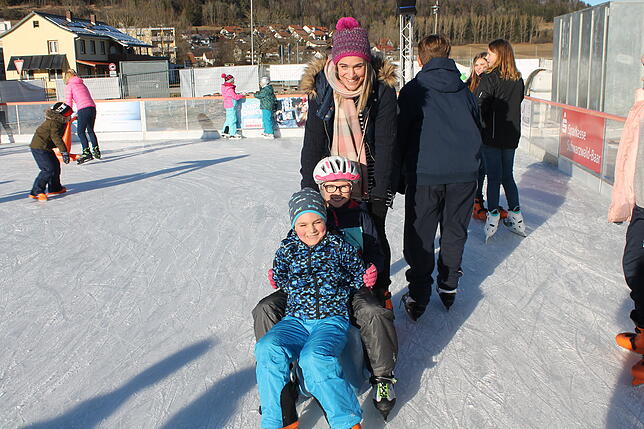 Bild 32: Reger Betrieb auf der Blumberger Eisbahn: Hier sind die schönsten Bilder unseres Fotografen!