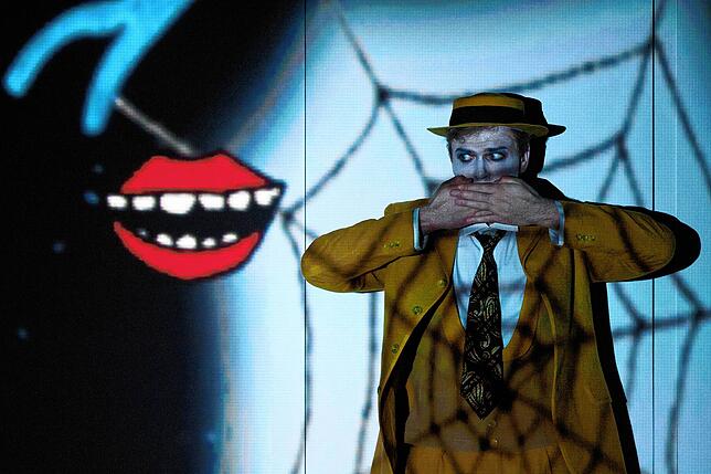 Barrie Koskys erfolgreiche Inszenierung von Mozarts „Zauberflöte“ an der komischen Oper Berlin (hier mit Dominik Köninger ...