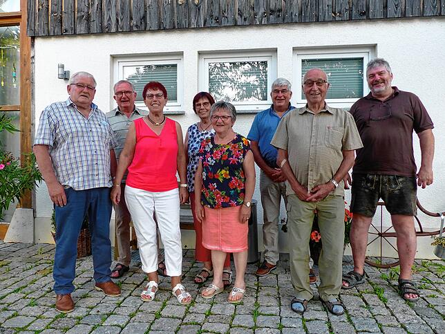 Nach der Auflösung der Ortgruppe Gutenstein des Schwäbischen Albvereins stellten sich die Funktionsträger dem Fotografen (von links): ...
