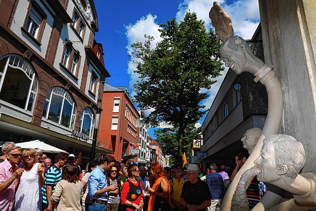 Peter Lenk, hat seiner Stele in der Singener Innenstadt im Jahr 2015 noch eine Erweiterung hinzugefügt. Am Tag der Enthüllung von Lenks ...