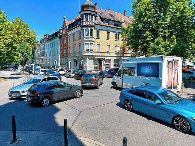 Derweil bricht im Stadtteil Paradies ein Verkehrschaos aus. Fahrzeuge stehen in der Kreuzung.