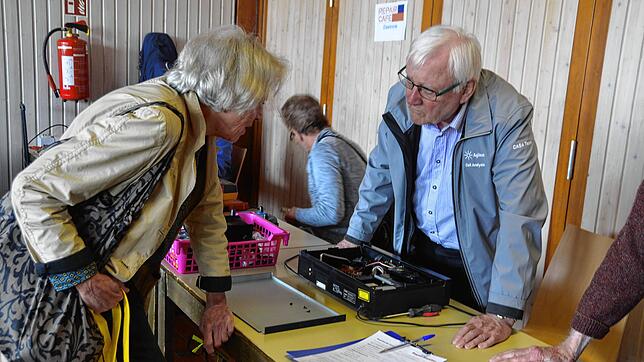 Hat das Gerät noch eine Zukunft? Viele fleißige Helfer erklären den Besuchern, welche Lösungen es gibt, um die mitgebrachten Geräte vor ...
