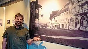 Museumsleiter Julian Windmöller führt durch die neue Ausstellung im Stadtmuseum.