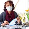 Die Allensbacherin Gilla Herbst experimentiert, denn sie möchte möglichst optimale Mund-Nasen-Masken herstellen.