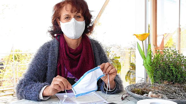 Die Allensbacherin Gilla Herbst experimentiert, denn sie möchte möglichst optimale Mund-Nasen-Masken herstellen.