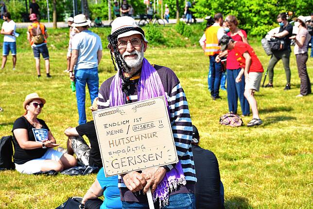 Einige Kundgebungsteilnehmer kamen mit eigenen Tafeln.