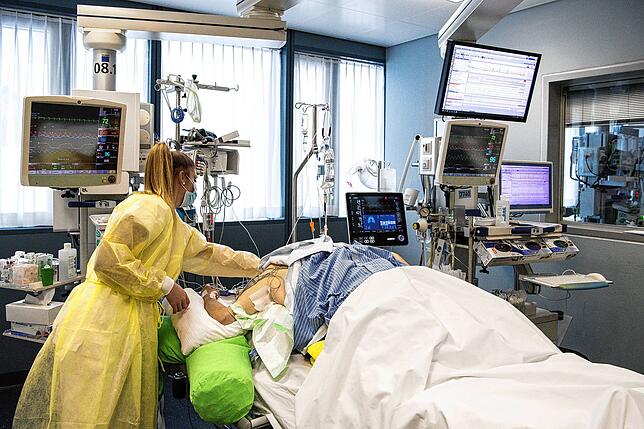 Weiterhin gibt es Patienten mit schweren Verläufen von Covid, derzeit liegen 144 Patienten deshalb auf den Schweizer Intensivstationen.