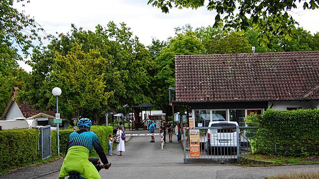 Blick auf den Eingang des Horner Campingplatzes: In dieser Saison strömen hier mehr Besucher den je hindurch.