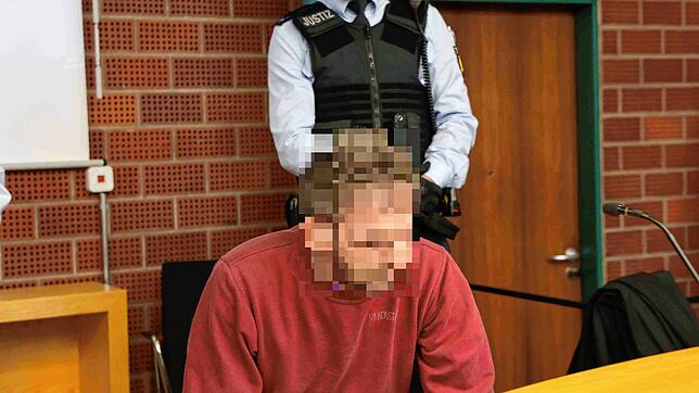 Vor dem Landgericht Konstanz muss sich ein 38-jähriger Mann wegen Mordes verantworten. Er gestand, Anfang Mai einen Bekannten mit einem ...