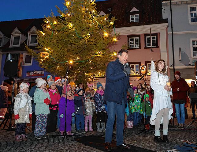 Bild 9: Stimmungsvoller Auftakt des Donaueschinger Adventsmarktes