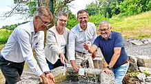 Das Wasser der Ursula-Quelle am Fuße des Mägdebergs plätschert dank des Fördervereins wieder in einem Brunnen. Von links: Bernd Martin, ...