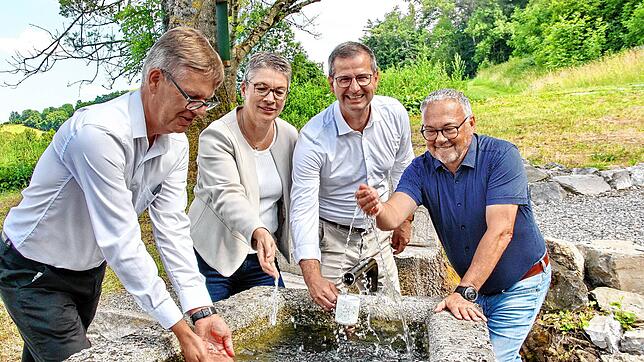 Das Wasser der Ursula-Quelle am Fuße des Mägdebergs plätschert dank des Fördervereins wieder in einem Brunnen. Von links: Bernd Martin, ...