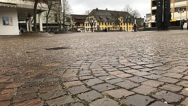 Etwa an dieser Stelle im Vordergrund des Bildes werden auf dem Marktplatz die Testflächen angelegt. Sie führen dann links am ...