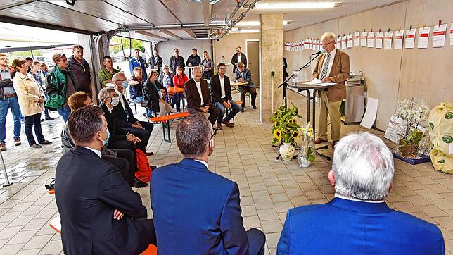 Bei der Einweihung des Neubaus der Kirchlichen Sozialstation begrüßt Reinhold Engesser, Vorsitzender des Trägervereins, im ...