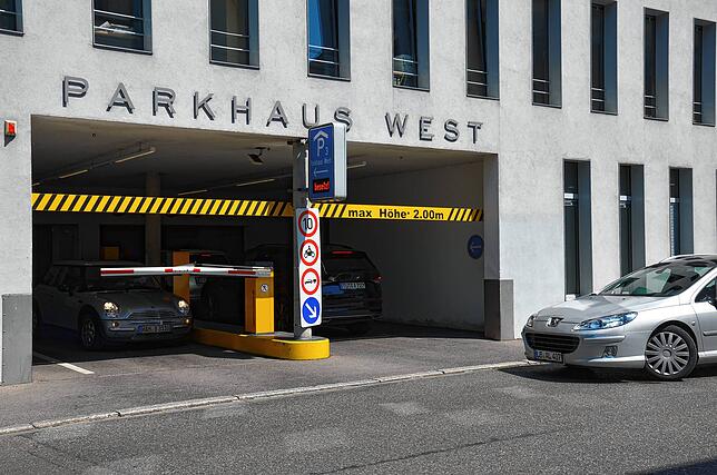 Auch am Parkhaus West ist an diesem Sommertag Warten angesagt.