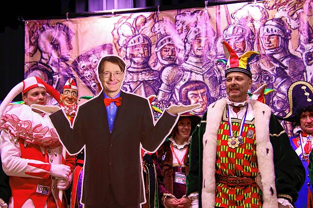 Wegen Verspätung muss das Stockacher Narrengericht erstmal mit einer Pappfigur vom Beklagten Karl Lauterbach Vorlieb nehmen.