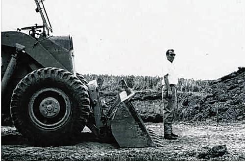 Werner Messmer mit Bagger bei der Einweihung einer neuen Fabrikationshalle Anfang der 1950er-Jahre.