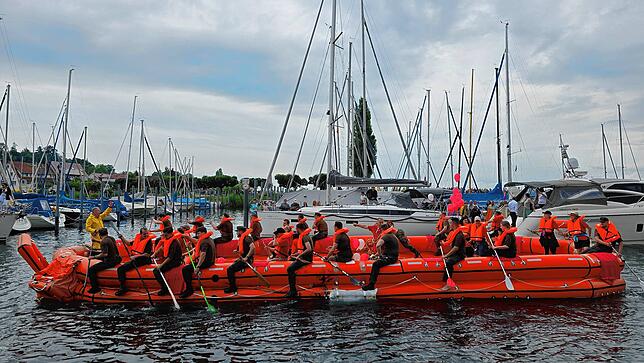 Bild 10: Uhldingen feiert: Die besten Bilder vom ersten Tag des Hafenfestes mit Schrottregatta