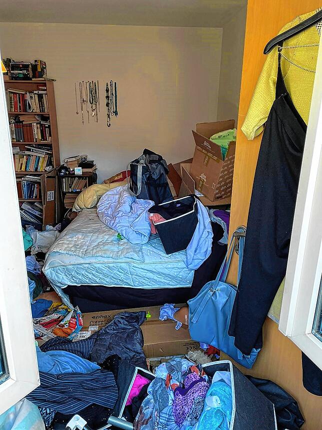 Das Schlafzimmer. Hier wurde die Frau nach ihrem Tod gefunden. Bekannte aus einer Whatsapp-Gruppe hatten die Polizei alarmiert, weil sie ...