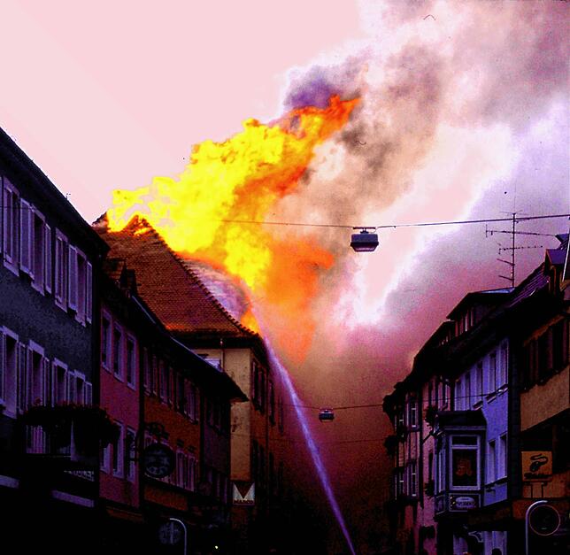 Am frühen Abend des 4. Septembers 1992 lodern die Flammen in die Höhe. Die Feuerwehr löscht von verschiedenen Seiten und im Inneren des ...