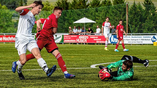 Derby auf dem Dachsberg: Auf seine ersten Punkte zu Hause hofft der FC Dachsberg. Torwart Fabian Tombrink (rechts auf unserem ...