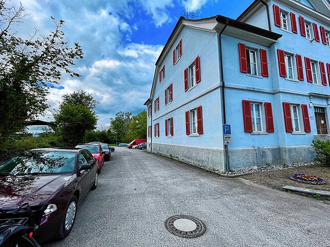 Hinter dem Alten Rathaus in Randegg stehen heute nur Autos. Dort könnte aber ein Haus für geflüchtete Menschen entstehen.