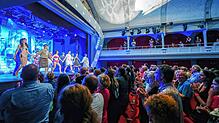 Lang anhaltenden Applaus im Stehen gibt es bei der Premiere des Gloria-Musicals „Bikini-Skandal“ in Köln. Bild: Gloria-Theater