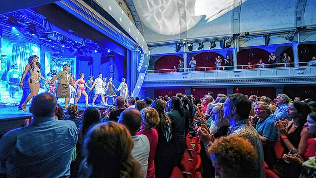 Lang anhaltenden Applaus im Stehen gibt es bei der Premiere des Gloria-Musicals „Bikini-Skandal“ in Köln. Bild: Gloria-Theater