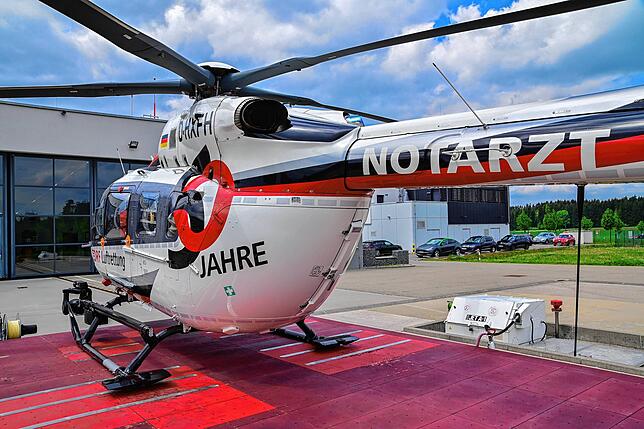 Mehr weiß statt rot, das fällt ins Auge. Bei Hobbyfotografen ist der Hubschrauber in Sonderlackierung ein beliebtes Motiv.