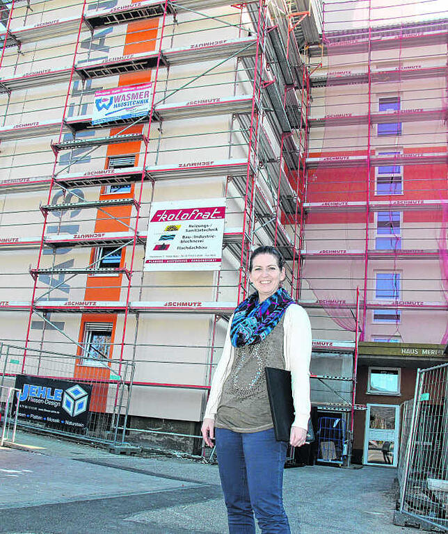 Nicole Herfert, Geschäftsführerin der Bürgerstiftung Wehr, zeigt sich zufrieden über den Bauverlauf am Haus Merian. BILD: ELIA ...