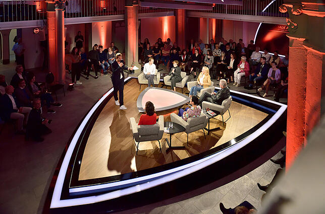 Blick auf die Diskussionsrunde bei „Talk am See“: In der Stiftskirche St. Johann lud die Bestsellerautorin Gaby Hauptmann ...