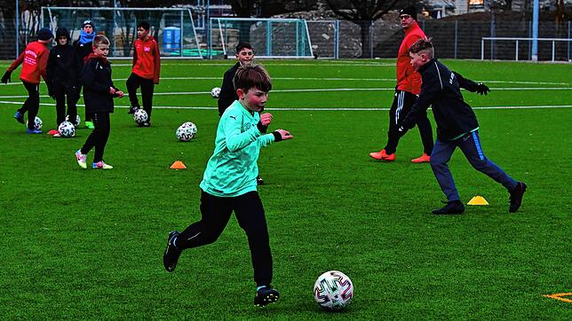 Endlich wieder auf dem Sportplatz: Die E-Junioren des SV Jestetten dürfen seit wenigen Tagen wieder regulär, aber doch kontaktarm, ...
