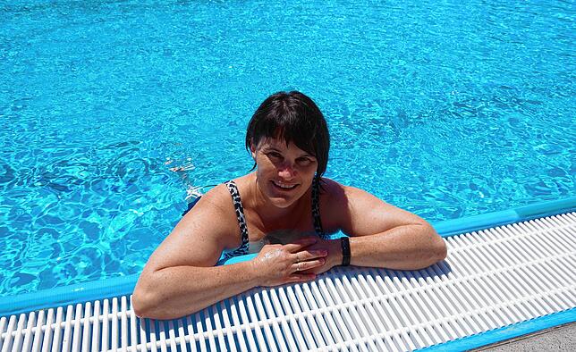 Test bestanden: Mitarbeiterin Claudia Ladwig hat ihre erste Strecke im knapp 26 Grad warmen Wasser des Schwimmerbeckens zurückgelegt.