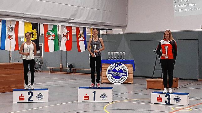 Siegerehrung beim Deutschland-Cup in Schwanewede: Alisa Lais (RSV Wallbach) gewinnt vor Theresa Klopfer (links) vom RV Ebnat und ...