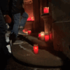 Die Teilnehmer des &bdquo;Corona-Spaziergangs&ldquo; haben zum Schluss ihrer Aktion Grablichter auf der Treppe des Rathauses aufgestellt.