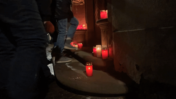 Die Teilnehmer des &bdquo;Corona-Spaziergangs&ldquo; haben zum Schluss ihrer Aktion Grablichter auf der Treppe des Rathauses aufgestellt.