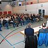 Die Weilersbacher Ortsvorsteherin Silke Lorke (rechts stehend) begrüßt rund 120 Zuhörer beim Infoabend zum bei Weilersbach geplanten ...