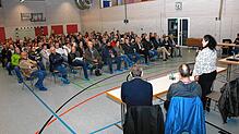Die Weilersbacher Ortsvorsteherin Silke Lorke (rechts stehend) begrüßt rund 120 Zuhörer beim Infoabend zum bei Weilersbach geplanten ...