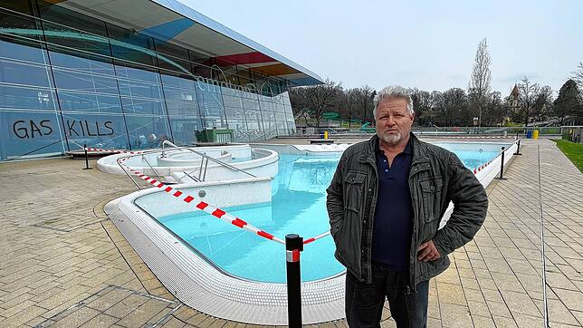 Therme-Betriebsleiter Jochen Birsner war sauer: Das Außenbecken musste abgelassen und gereinigt werden.