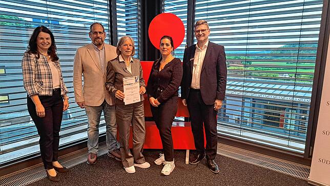 Voltigiergruppe Hochrhein des Sportvereins 1967 Harpolingen, 500 Euro für neue Sportanzüge. Von links: Silvia Knöpfle Direktorin ...