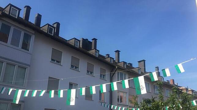 Seit Montagmorgen hängen die Seehasenfest-Fähnchen in der Karlstraße wieder.