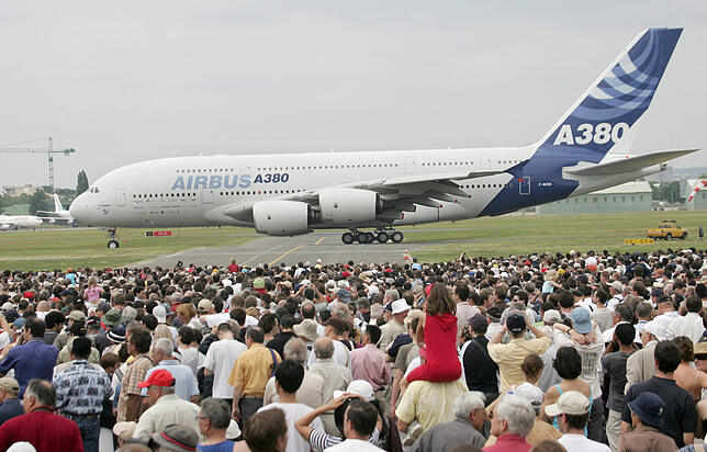 Damals war die Neugier groß: Der A380 wird im Juni 2005 bei der Luftfahrtmesse in Le Bourget bei Paris vorgestellt. Die französische Air ...