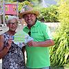 Schwimmmeister Bernd Frank ehrt Stammschwimmerin Sonja Huffener als 20&nbsp;000ste Besucherin des Blumberger Panoramabads.