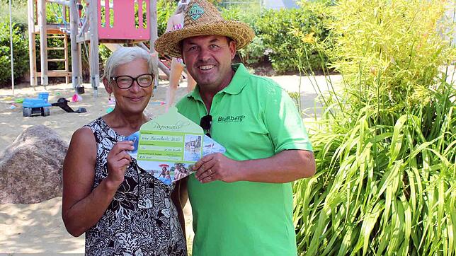Schwimmmeister Bernd Frank ehrt Stammschwimmerin Sonja Huffener als 20&nbsp;000ste Besucherin des Blumberger Panoramabads.