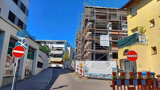 Seit Wochen wieder friedliche Stille in der Biberacherhofstraße: Die Bauarbeiten stehen still. Hinter den Kulissen wird jedoch gestritten.