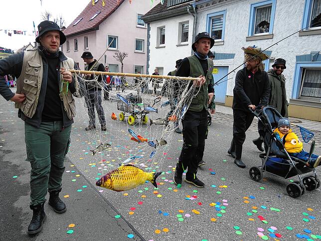 Petri Heil! Die Geisinger Hexen haben große und kleine Fische im Netz, garen aber auch echten Lachs auf dem Feuer.